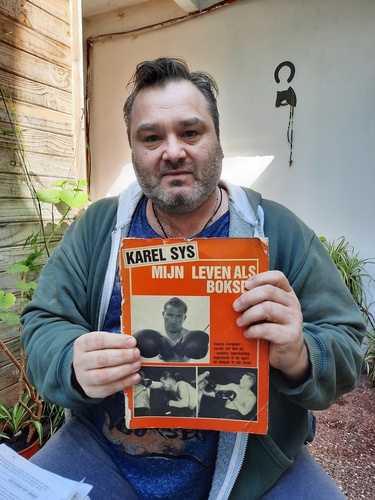 <p>Pablo, nieto de Karel, en F. Varela, con el libro sobre su abuelo publicado en B&eacute;lgica.</p>