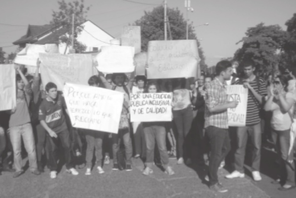 <p>La marcha en la Avenida Presidente Per&oacute;n</p>