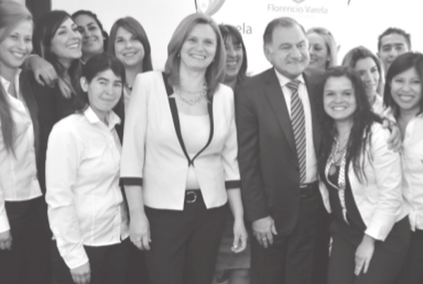 <p>La Jueza Nieto y su personal, con el Intendente Pereyra.</p>